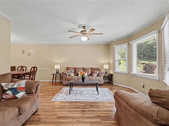 5th image of 2019 Amherst Ln SE