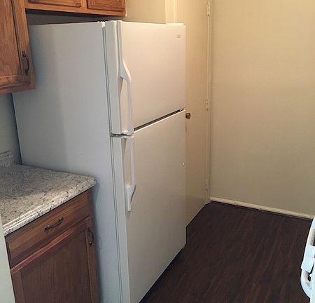 3rd image of 1004 Parkvale Ct APT 4