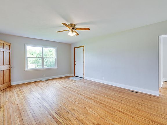 4th image of 3900 S Beaumont Ave