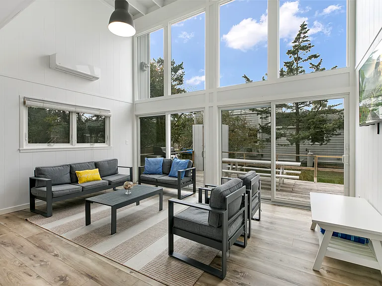 54 Thompson Ave #54 — Photo 5