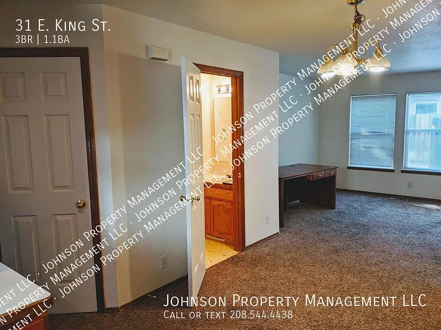 Centrally Located 3-Bedroom Townhome with Patio and Covered Parking in Downtown Meridian — Photo 3