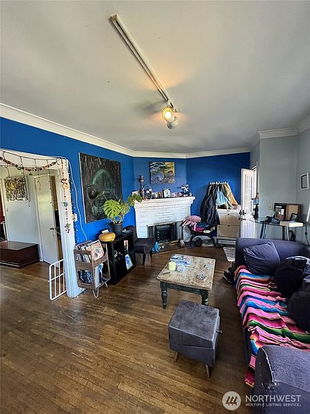 4th image of 1010 Bellevue Court E