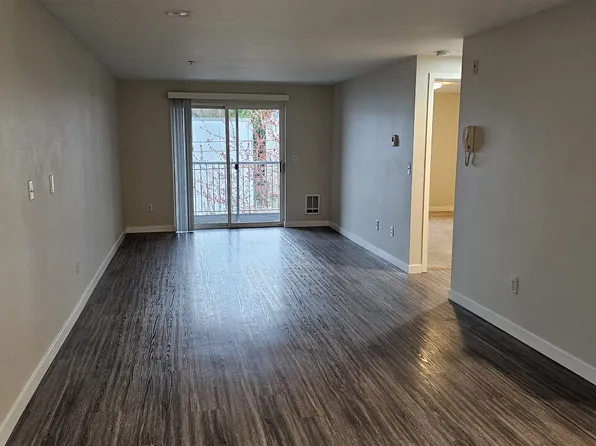 910 N 95th St #303, Seattle, WA 98103