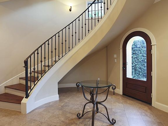 LARGE FOYER WITH TRAVERTINE FLOORS AND GORGEOUS STAIRCASE!