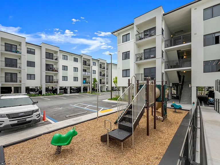 Wrecker's Cay Apartments — Photo 25