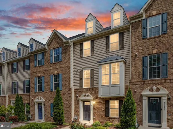 42649 Freistadt Sq, Sterling, VA 20166