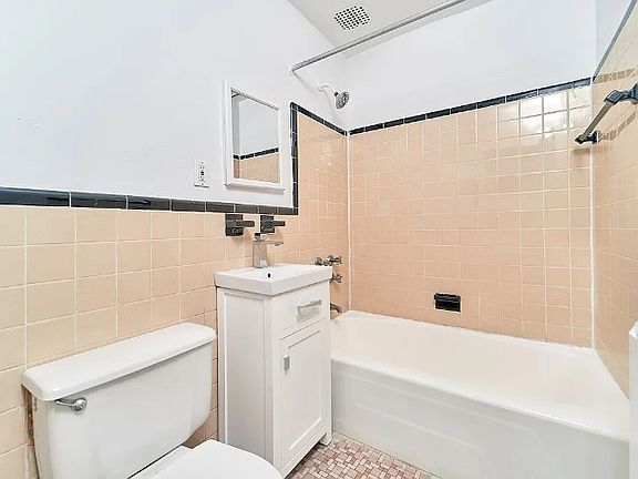 5th image of 400 W 45th St APT 5F