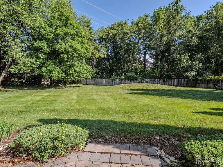 61 Amherst Way — Photo 56