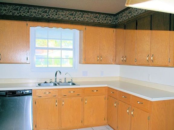 3rd image of 1007 Meadowbrook Dr