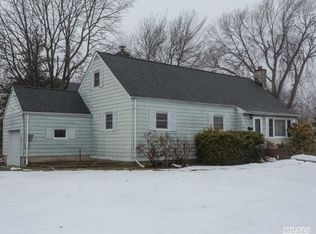 16 Gladstone Ave, West Islip, NY 11795