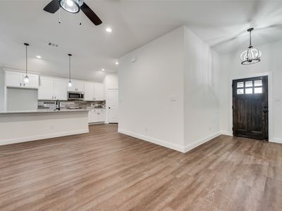107 Maverick Trl, Valley View, TX, 76272