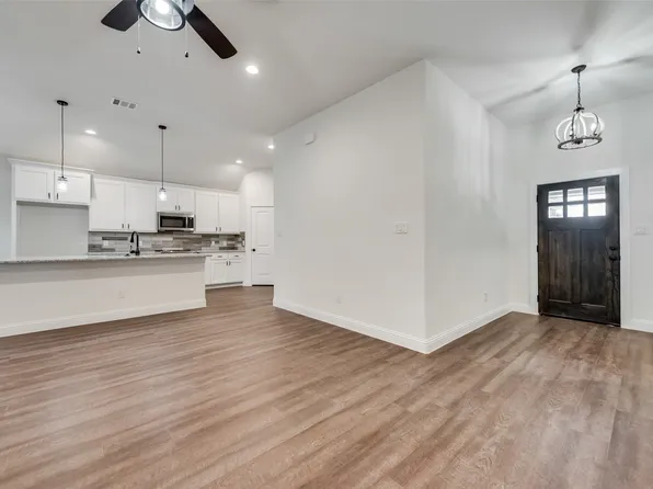 107 Maverick Trl, Valley View, TX 76272