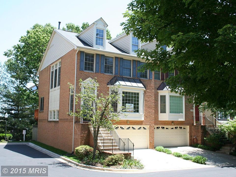Large Brick End Unit/Duplex w 2 Car Garage