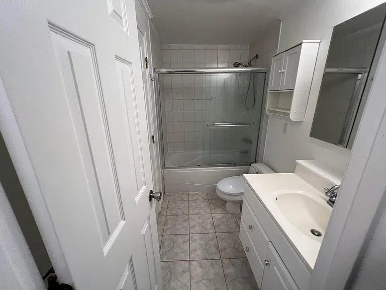11108 NE 68th St #428 — Photo 5