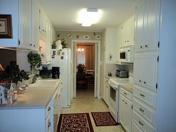 2nd image of 204 Canterbury Ln