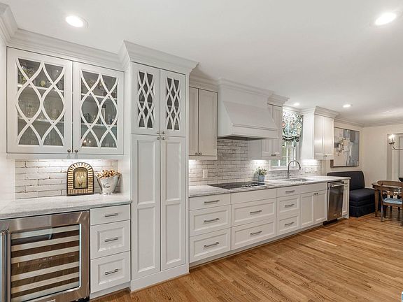 3rd image of 745 Bailey Brook Cir