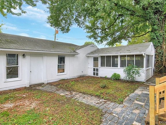 4th image of 3033 Montrose Ave