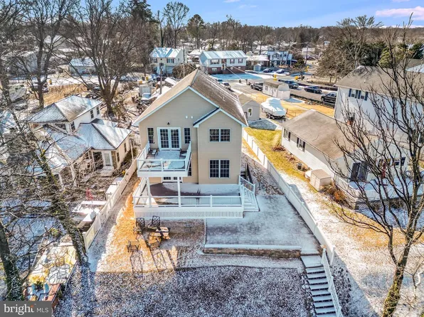 7588 Beach Dr, Pasadena, MD 21122