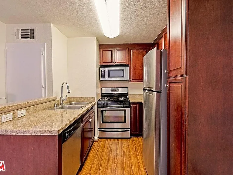 21550 Burbank Blvd #302 — Photo 4