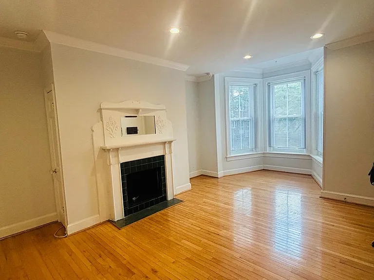 225 10th St NE #1 — Photo 3