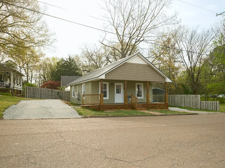 204 Oakland St — Photo 1
