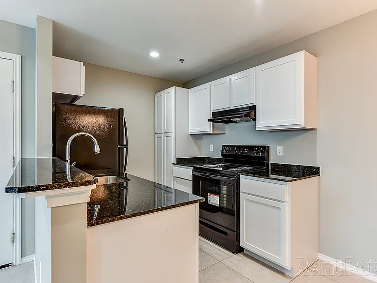 Mercedes Place Apartments — Photo 17