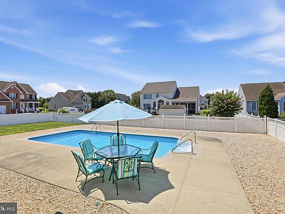 3rd image of 201 Beaufort Ln