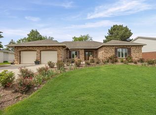 412 Stratford Ln, Willowbrook, IL 60527