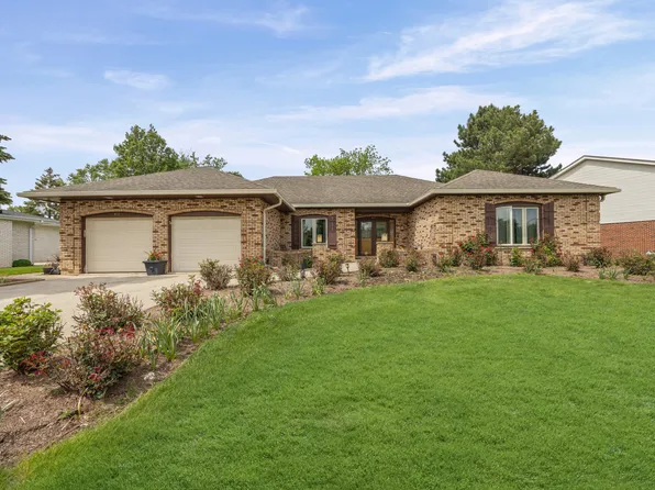 412 Stratford Ln, Willowbrook, IL 60527