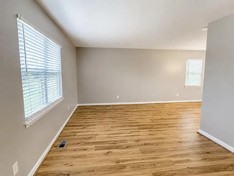 247 Brookside Ct — Photo 3