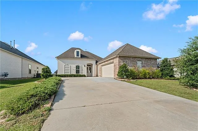4 bed, 3.0 bath, 2117 sqft, $3,250 — Photo 2