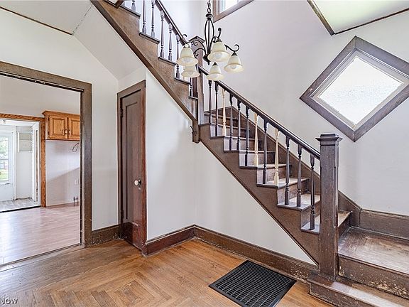 3rd image of 244 Jones St
