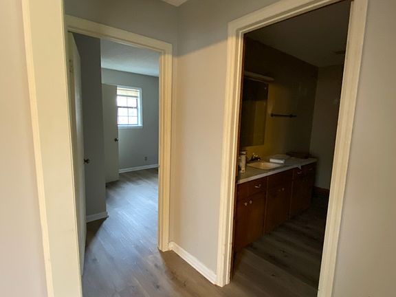 5th image of 910 Bagwell Dr