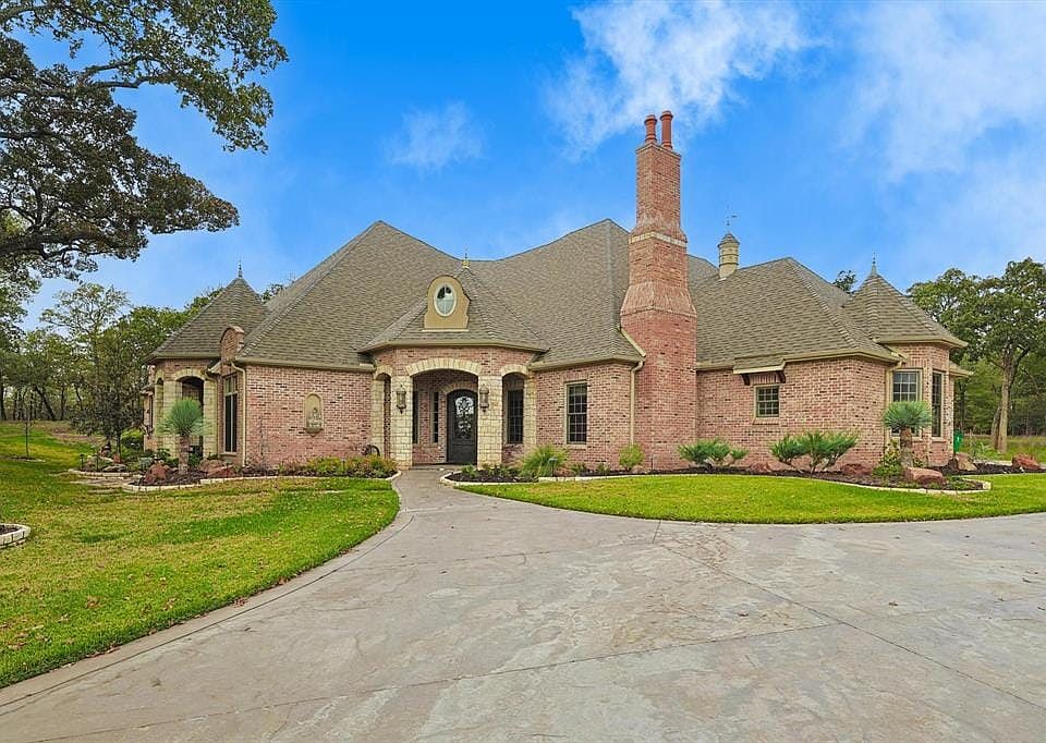 1st image of 104 Burghley Ct