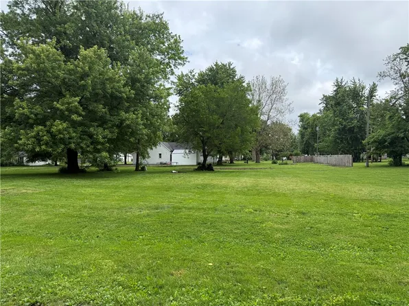 S Graham Ave, Brocton, IL 61917