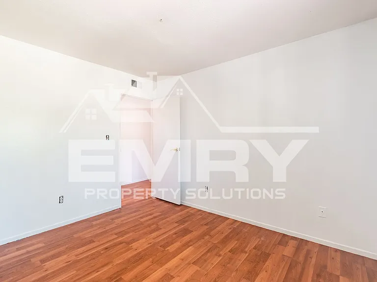 9781 S Karmont Ave — Photo 15