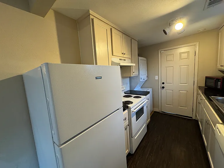 516 S Oak St — Photo 5