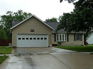 1st image of 320 NW Poplar Ave