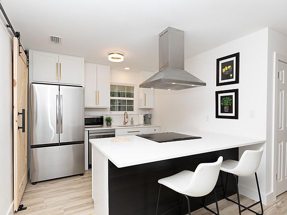 4th image of 635 Emerald Ln