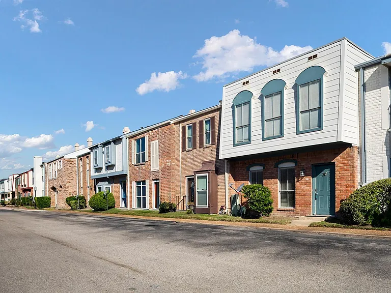 7700 Creekbend Dr #30 — Photo 1