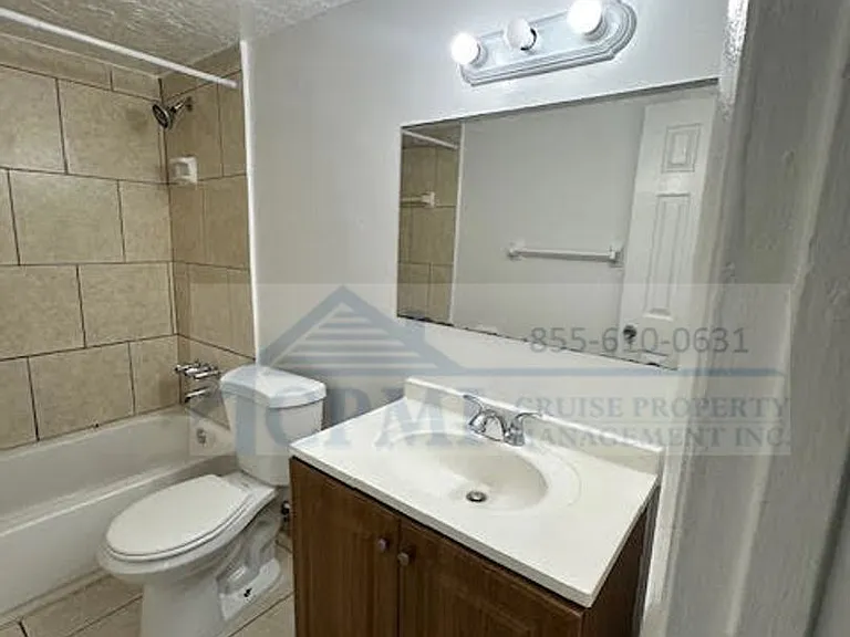 Lakeview Apartments - 5911 SW 41 St — Photo 33