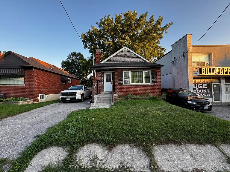 2935 Saint Clair Ave E — Photo 3