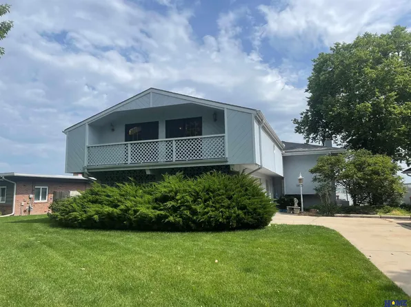 1800 Surfside Dr, Lincoln, NE 68528