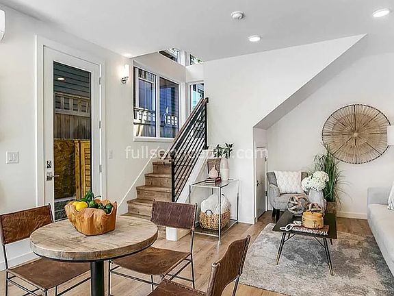 5th image of 422A 10th Ave E #A