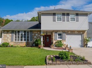 8703 Autumn Rd, Philadelphia, PA 19115