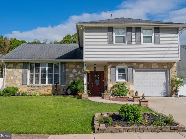 8703 Autumn Rd, Philadelphia, PA 19115