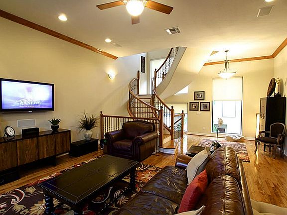 SPACIOUS LIVING AREA FOR THE WHOLE FAMILY