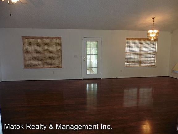 3rd image of 128 Brushwood Ln