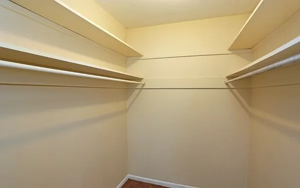 Rolling Hills Apartments — Photo 28