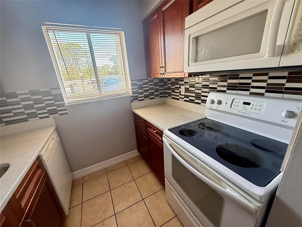 Building Photo - 127 Springwood Cir #F